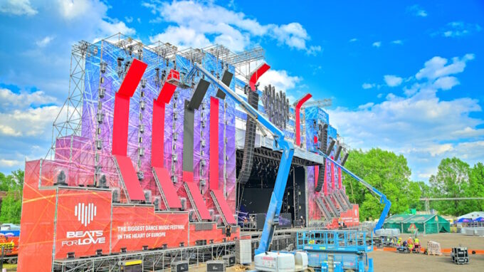 Desetitisíce lidí v srdci elektronické taneční hudby. Začíná největší český festival Beats for Love