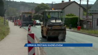 Probíhá oprava průtahu Kaznějovem, provoz řídí dělníci nebo semafory