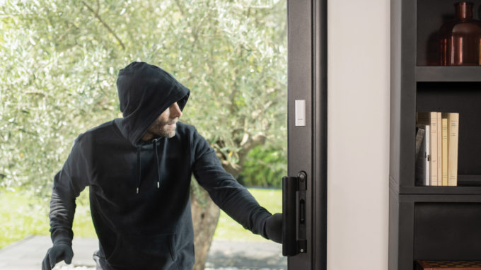 Bezpečnostní paradox: Češi se bojí prázdninových vloupaček, lepší zabezpečení zvažuje menšina