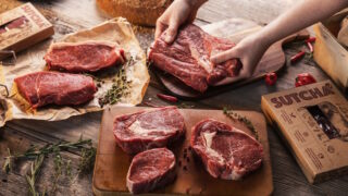 Grilovací sezóna na Rohlíku: čtyřikrát větší výběr masa a záruka čerstvosti