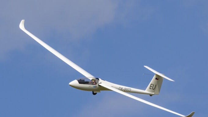 Čeští junioři posbírali všechny medaile na mistrovství Evropy v bezmotorovém létání a po 71 letech mezi nimi byla žena