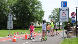 Děti se po prázdninách vracejí do škol. Rodiče by měli školáka na cestu připravit, motoristé by měli zvýšit pozornost
