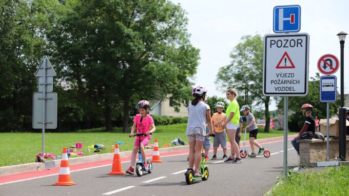Děti se po prázdninách vracejí do škol. Rodiče by měli školáka na cestu připravit, motoristé by měli zvýšit pozornost