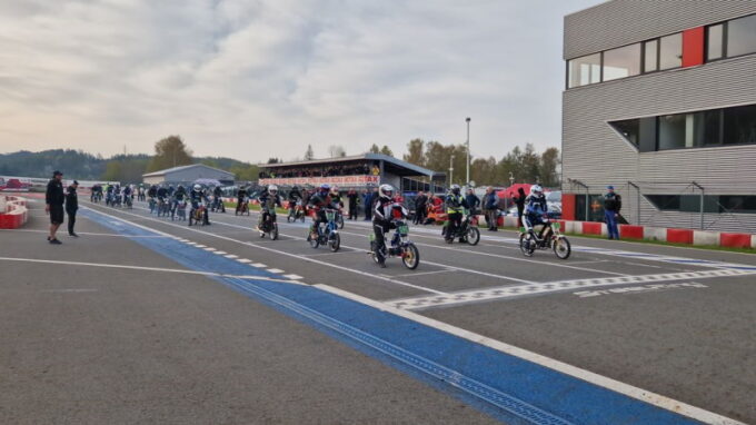 Dvanáctihodinový závod mopedů tentokráte na Slovensku!