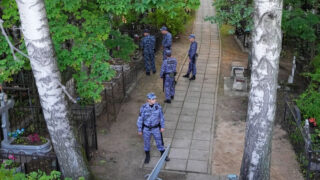 Ruští vojáci hlídají hřbitov po vzpomínkovém obřadu za náčelníka žoldáků Jevgenije Prigožina