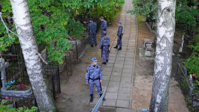 Ruští vojáci hlídají hřbitov po vzpomínkovém obřadu za náčelníka žoldáků Jevgenije Prigožina