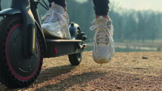 Nevraživost mezi řidiči, chodci a elektrokoloběžkáři by mohla zmírnit jasná pravidla. Samostatná legislativa pro užívání elektrokoloběžek ale v ČR chybí