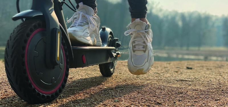 Nevraživost mezi řidiči, chodci a elektrokoloběžkáři by mohla zmírnit jasná pravidla. Samostatná legislativa pro užívání elektrokoloběžek ale v ČR chybí