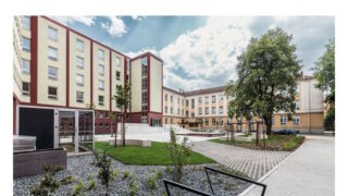 Žáci Matičního gymnázia Ostrava mají nový školní dvůr. Využijí venkovní třídu i ptačí voliéry