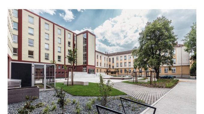 Žáci Matičního gymnázia Ostrava mají nový školní dvůr. Využijí venkovní třídu i ptačí voliéry