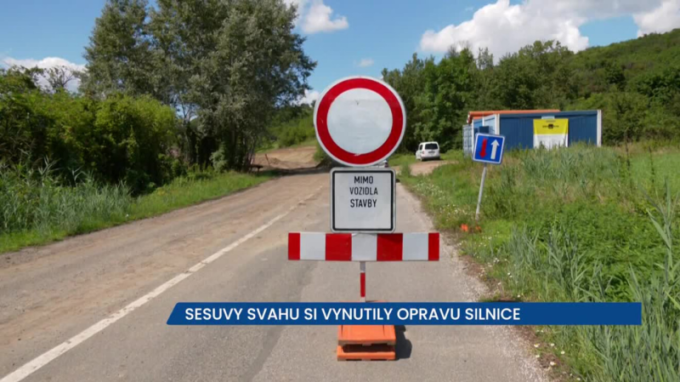Sesuvy svahu v Drslavicích si vynutily opravu silnice, na místě je úplná uzavírka