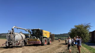 Na dobrou praxi hnojení digestátem se do Malče přijeli podívat zemědělci z celé republiky