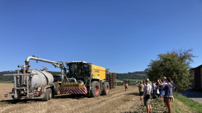 Na dobrou praxi hnojení digestátem se do Malče přijeli podívat zemědělci z celé republiky