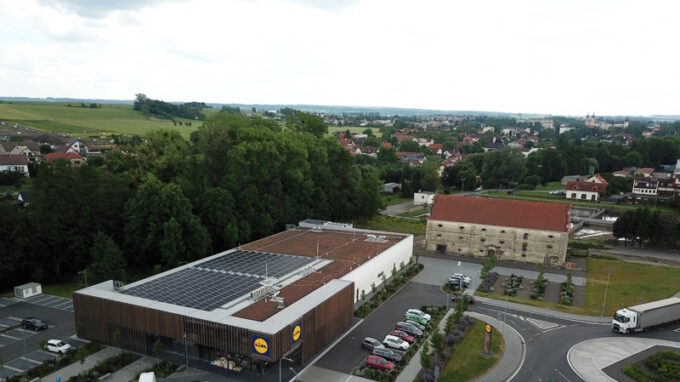 Lidl instaluje fotovoltaické elektrárny na střechy svých prodejen a skladů