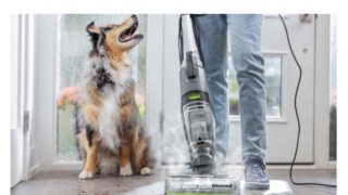 Plnou parou do úklidu. Vysavač Bissell CrossWave HydroSteam PET vysává, vytírá i suší a jedním stisknutím tlačítka můžete spustit i čištění párou