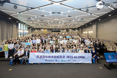 International Business School Suzhou na univerzitě XJTLU slaví 10 let na akci s absolventy