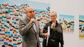 Malířka Slávka Krátká postavila město uvnitř Mánesu. Táborský všem vykouzlil úsměv na tváři. Vernisáž měla ohromný úspěch