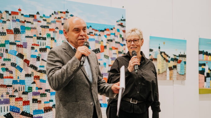 Malířka Slávka Krátká postavila město uvnitř Mánesu. Táborský všem vykouzlil úsměv na tváři. Vernisáž měla ohromný úspěch