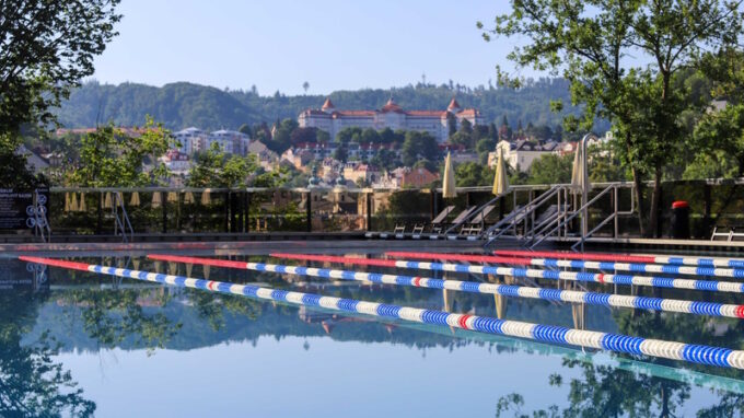 Prodlužte si léto – 5 venkovních bazénů, které mají otevřeno po celý rok