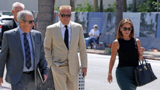 (uprostřed) Kevin Costner