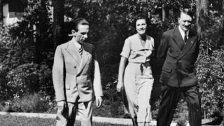 Adolf Hitler s Leni Riefenstahlovou, německou herečkou a filmařkou, doprovázeni Josephem Paulem Goebbelsem