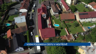 Voda podemlela cestu v Holýšově, ŘSD ji nechalo opravit, hotovo bude do konce října