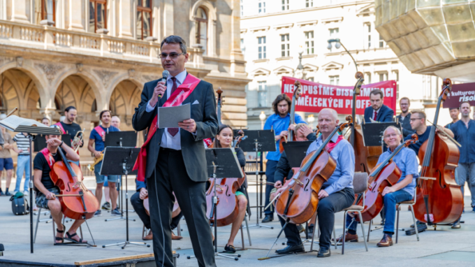 Živě: Koncert Iniciativy Nenechme kulturu utichnout