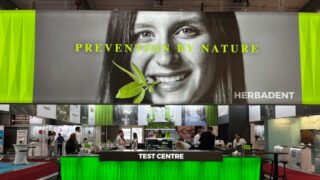 HERBADENTotevřel na veletrhu Pragodent unikátní stánek. Můžete degustovat zubní pasty nebo ústní vody, vyzkoušet nové zubní tablety nebo testovat a porovnávat zubní a mezizubní kartáčky