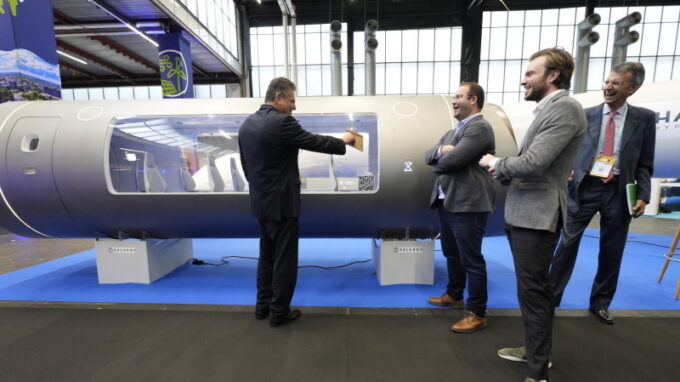 Společnosti Hardt a Zeleros uzavřely na konferenci TBB strategické partnerství s cílem urychlit zavedení hyperloopu do provozu