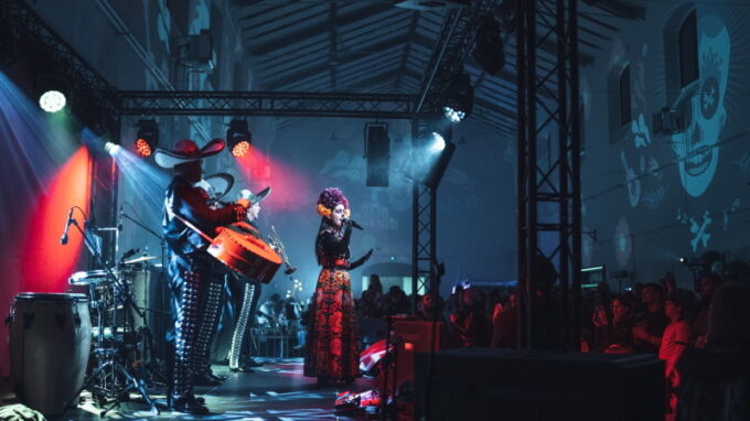 Mexický svátek mrtvých v Holešovické tržnici: celodenní Estados Unidos Mexicanos pop-up a řízné mexické delikatesy, večerní party a oslava života i smrti