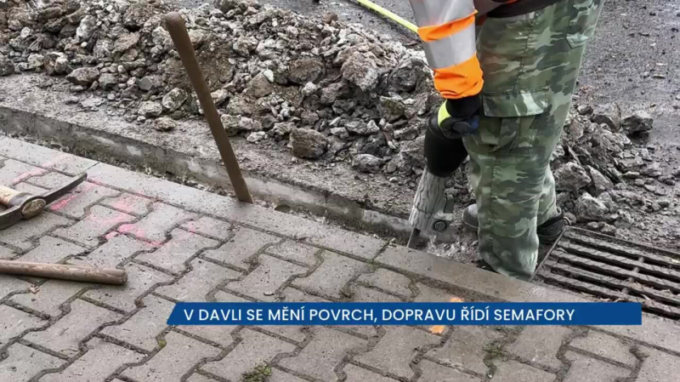 V Davli se mění povrch vozovky, dopravu řídí semafory