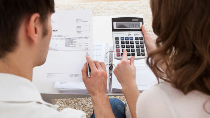 Příčiny dluhové pasti? Půjčky bez registru i dluhy partnera