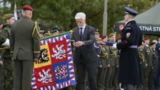 Pietní akt u příležitosti státního svátku Den vzniku samostatného československého státu, 28. října 2023, Národní památník na Vítkově, Praha. Prezident Petr Pavel (uprostřed) s vlajkou se státním znakem.