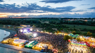 Štěrkovna Open Music oslaví 20. narozeniny i s Ewou Farnou a kapelou Tři sestry