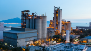 Alarmující propad průmyslu versus vzestup zahraničního obchodu: Co to znamená pro českou ekonomiku?