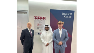 Předseda česko-katarského výboru Vladimír Cnota navštívil prostory nové kanceláře v Kataru a poskytl rozhovor místním médiím