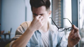 Produktivitu Čechů zabíjejí nevhodné brýle. Nenaleťte levným řešením, která stav jen zhoršují, radí odborníci