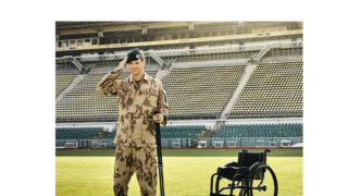 Květ vlčího máku je neodmyslitelným symbolem Dne válečných veteránů. Pojišťovna VoZP je dlouhodobě podporuje
