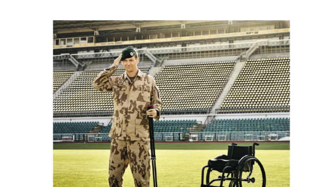 Květ vlčího máku je neodmyslitelným symbolem Dne válečných veteránů. Pojišťovna VoZP je dlouhodobě podporuje