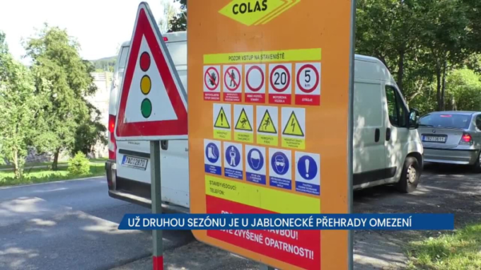 Už druhou stavební sezónu je u jablonecké přehrady omezení, provoz je kyvadlový