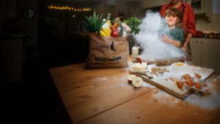 Vánoce jinak: Kampaň Rohlik.cz letos opět přináší magické kouzlo Vánoc a navazuje tak na loňský mezinárodní úspěch v kreativě