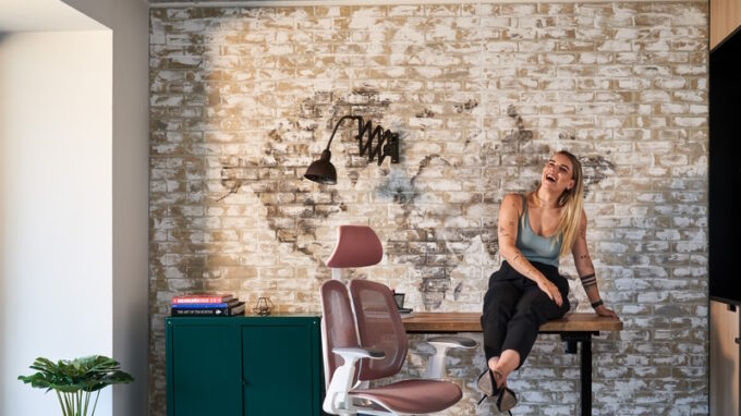 Bolest zad sužuje 80 % Čechů a třičtvrtě nesedí správně, zjistila studie společnosti Liftor