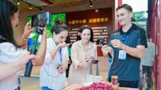 Mediální výprava svědkem modernizace Číny v přístavu volného obchodu Chaj-nan