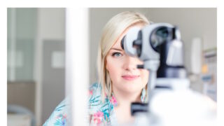 Zima může ohrozit i naše oči. Jak se právě teď starat o zrak?