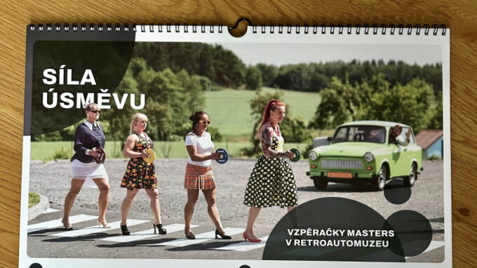 Vzpěračky Masters nafotily kalendář na rok 2024 v RETROAUTOMUZEU pro Nadační fond Úsměv nejen pro Kryštofa