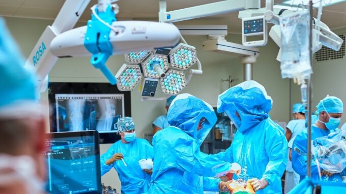 První roboticky asistovaná operace v ortopedii v České republice