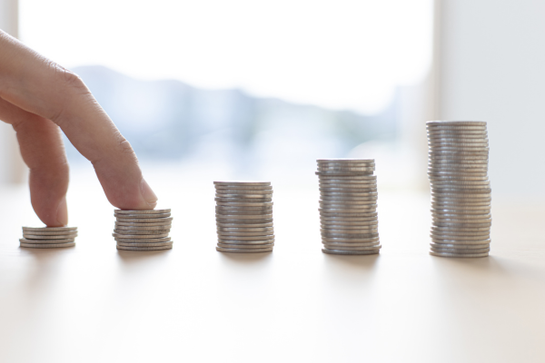 Inflace sice brzdí, ale zůstává vysoko