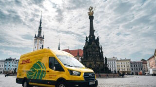 DHL Freight představuje službu GoGreen Plus, přispívající k dekarbonizaci silniční přepravy a pyšní se první plně elektrickou dodávkou v České republice