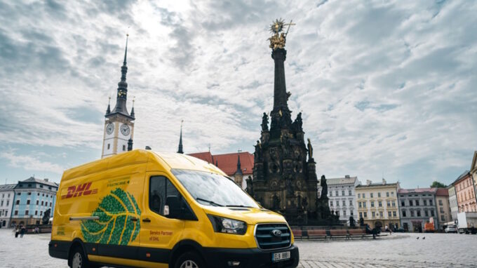 DHL Freight představuje službu GoGreen Plus, přispívající k dekarbonizaci silniční přepravy a pyšní se první plně elektrickou dodávkou v České republice