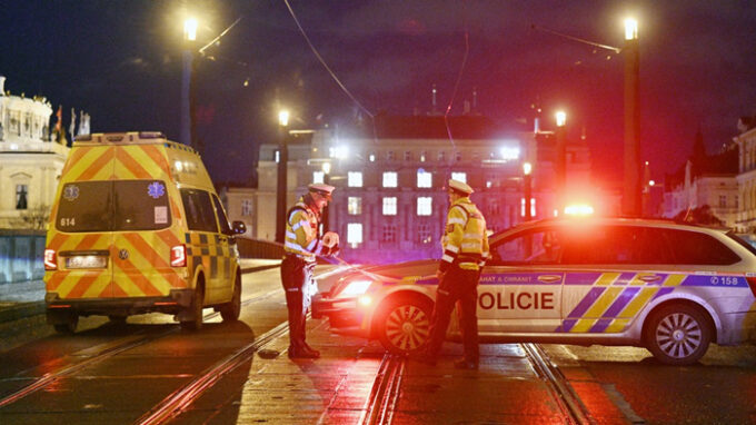 Policisté a vůz zdravotnické záchranné služby na uzavřeném Mánesově mostě.